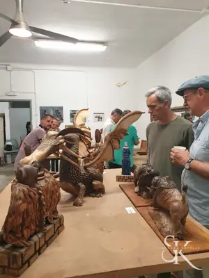 Grupo reunido alrededor de las obras