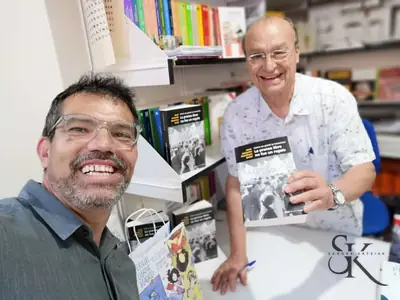 Dos alumnos sonrientes con libros