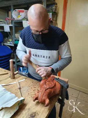 Alumno trabajando una talla rojiza