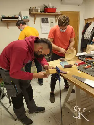 Clase de talla con varias piezas sobre la mesa