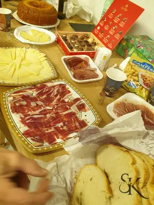 Comida y dulces sobre la mesa de un descanso