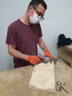 Alumno con mascarilla trabajando una pieza clara