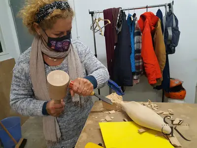 Alumna con mazo ante una pieza sujeta al banco