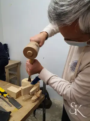 Alumno golpeando una gubia con el mazo