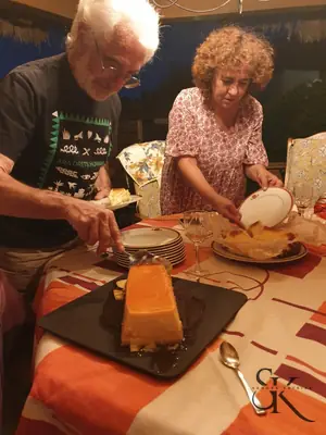 Dos personas trabajando un cuenco en el taller