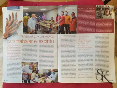 Página de prensa con fotografías del taller