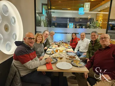 Grupo durante una comida en un restaurante