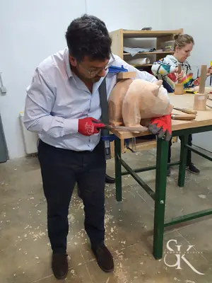Alumno con mazo trabajando una pieza