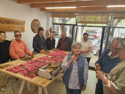 Grupo junto a una mesa con gubias