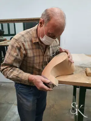 Alumno con mascarilla afinando un cuenco