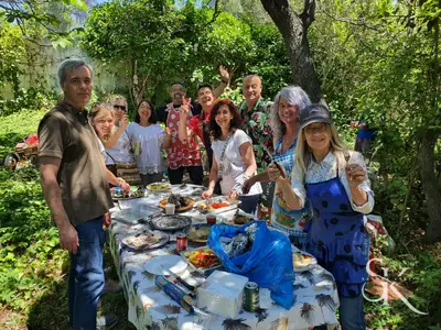 Grupo alrededor de una mesa al aire libre