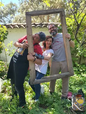 Personas posan dentro de un marco en el jardín