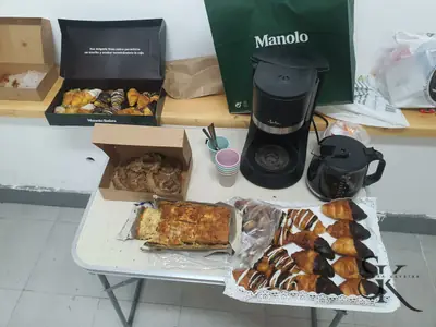 Mesa con dulces y regalos durante un encuentro