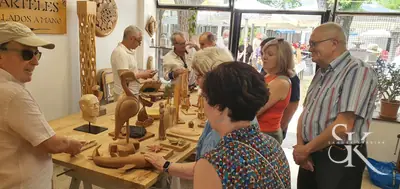 Personas conversando junto a las piezas del taller