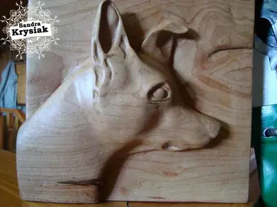 Cabeza de perro tallada en relieve