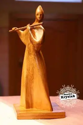 Figura estilizada de pie con los brazos extendidos