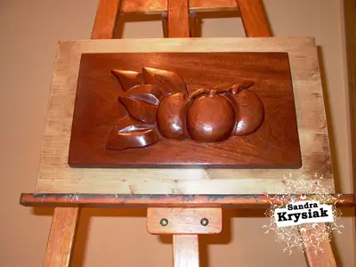 Relieve de frutas y hojas en un marco