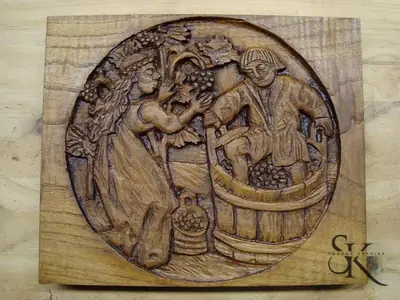 Relieve circular con figuras junto a un barril
