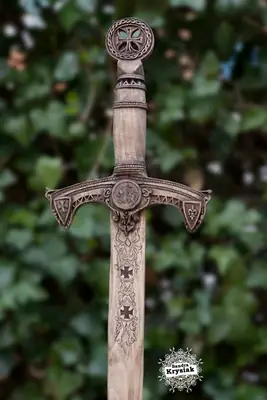 Espada decorativa tallada