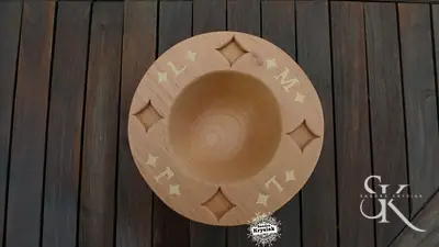 Plato hondo con borde geométrico