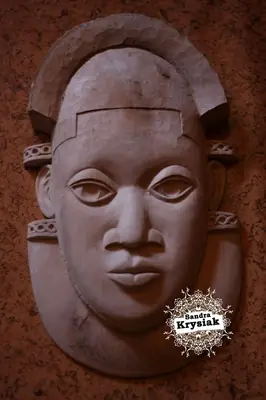 Rostro tallado en una tabla de madera