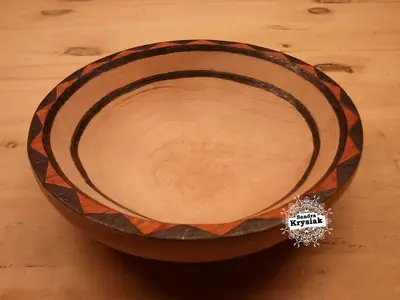 Cuenco circular con borde decorado