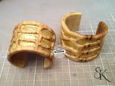 Dos brazaletes tallados