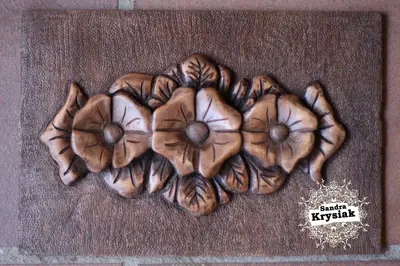 Tres flores talladas en relieve