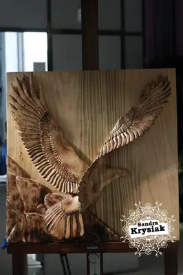 Ave con las alas extendidas en relieve