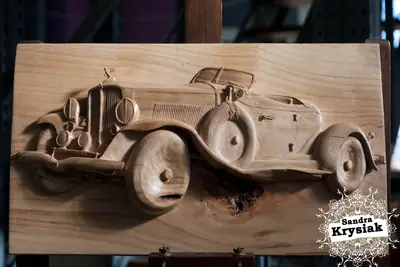 Automóvil antiguo tallado en relieve