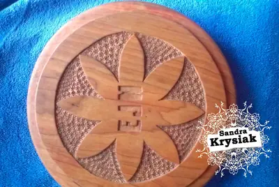 Plato circular con decoración geométrica