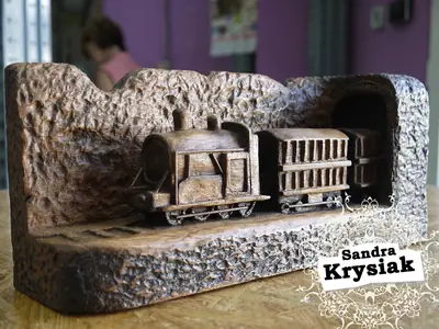 Escena en miniatura dentro de una pieza de madera