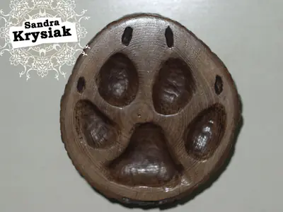Sección de madera con huecos tallados
