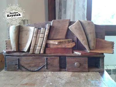 Libros tallados sobre una base con cajones