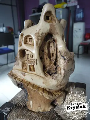 Casa tallada con ventanas y puertas