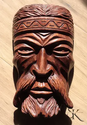 Rostro con barba tallado en madera oscura