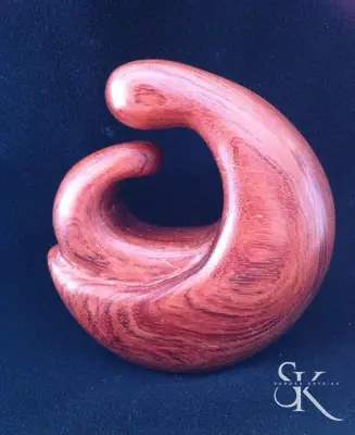 Forma curva de madera rojiza con abertura