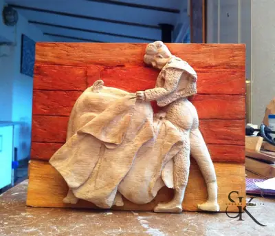 Figura tallada junto a una tela desplegada