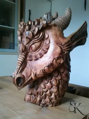 Cabeza de criatura fantástica con cuernos