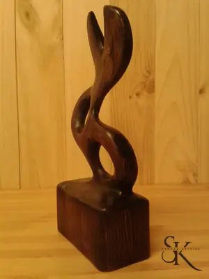 Escultura vertical de formas curvas