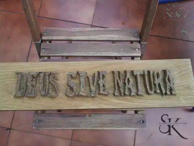 Letrero tallado con la frase Deus sive Natura