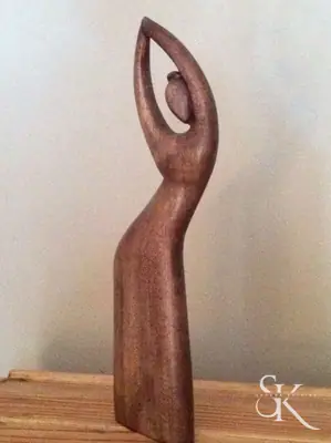 Escultura estilizada con un hueco en la parte superior
