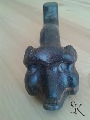 Cabeza de animal de madera oscura