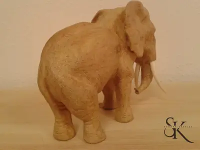 Elefante tallado visto de lado