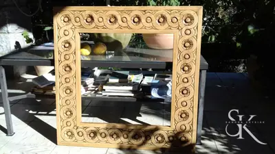 Marco ornamental con motivos circulares