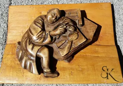 Dos figuras abrazadas en relieve