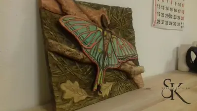 Mariposa policromada en relieve