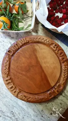 Plato circular con borde tallado