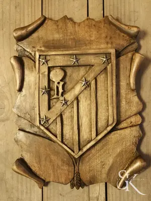 Escudo tallado en relieve