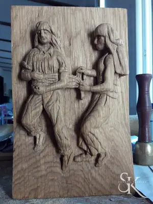 Dos figuras sentadas en un relieve